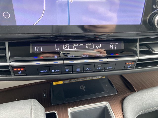 Used 2024 Toyota Sienna XLE w/ XLE Plus Package FWD image 19