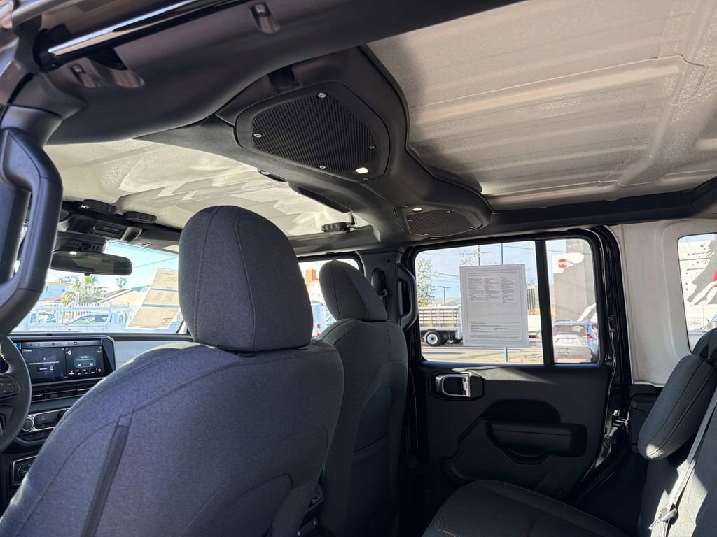 Used 2024 Jeep Wrangler Unlimited image 15