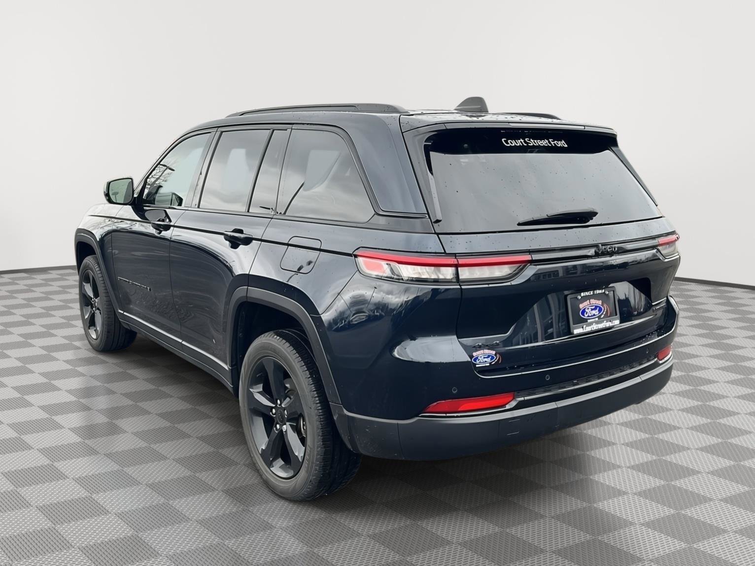 Used 2023 Jeep Grand Cherokee Limited w/ Black Appearance Package image 3