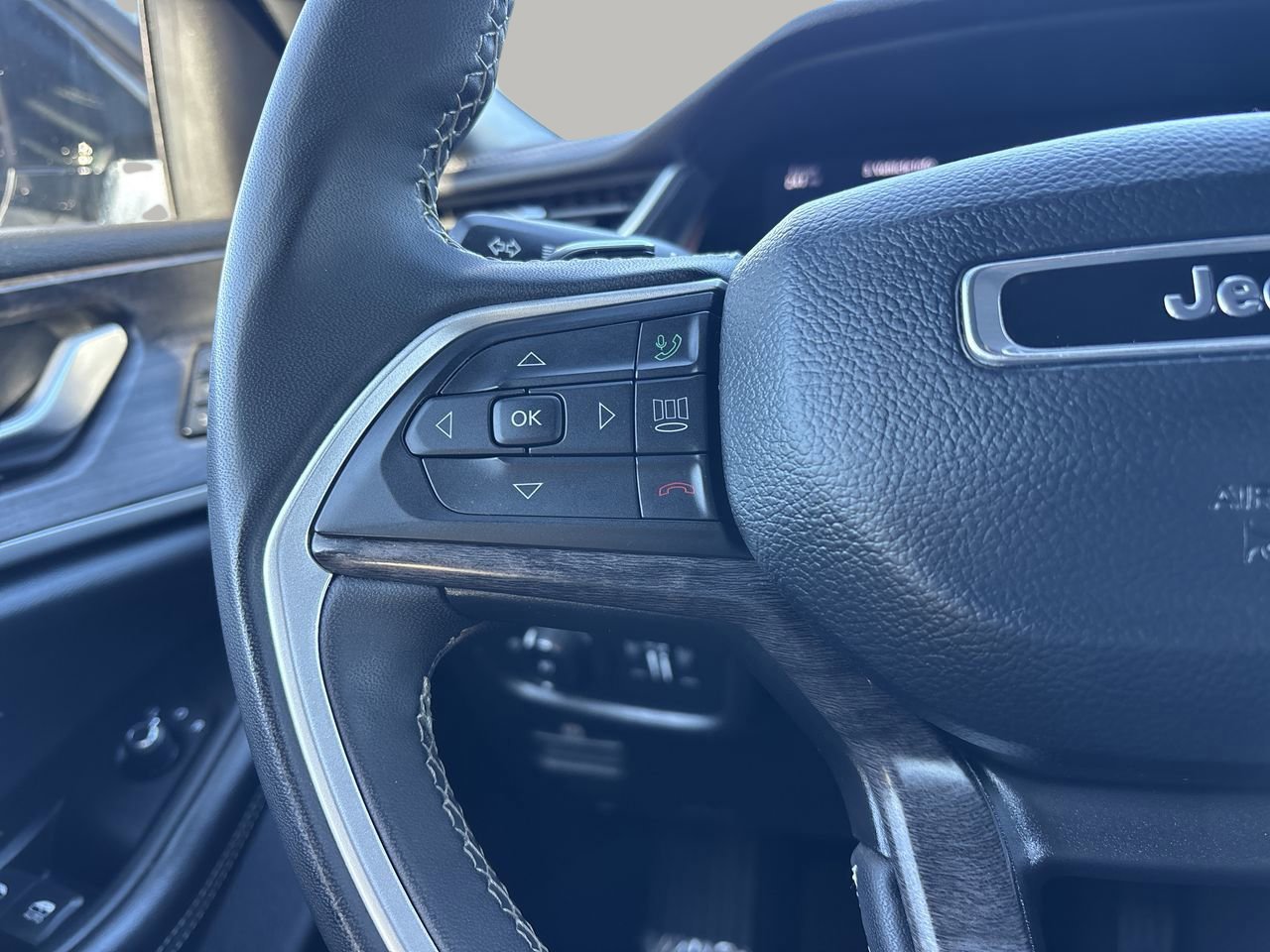 Used 2024 Jeep Grand Cherokee Limited image 33