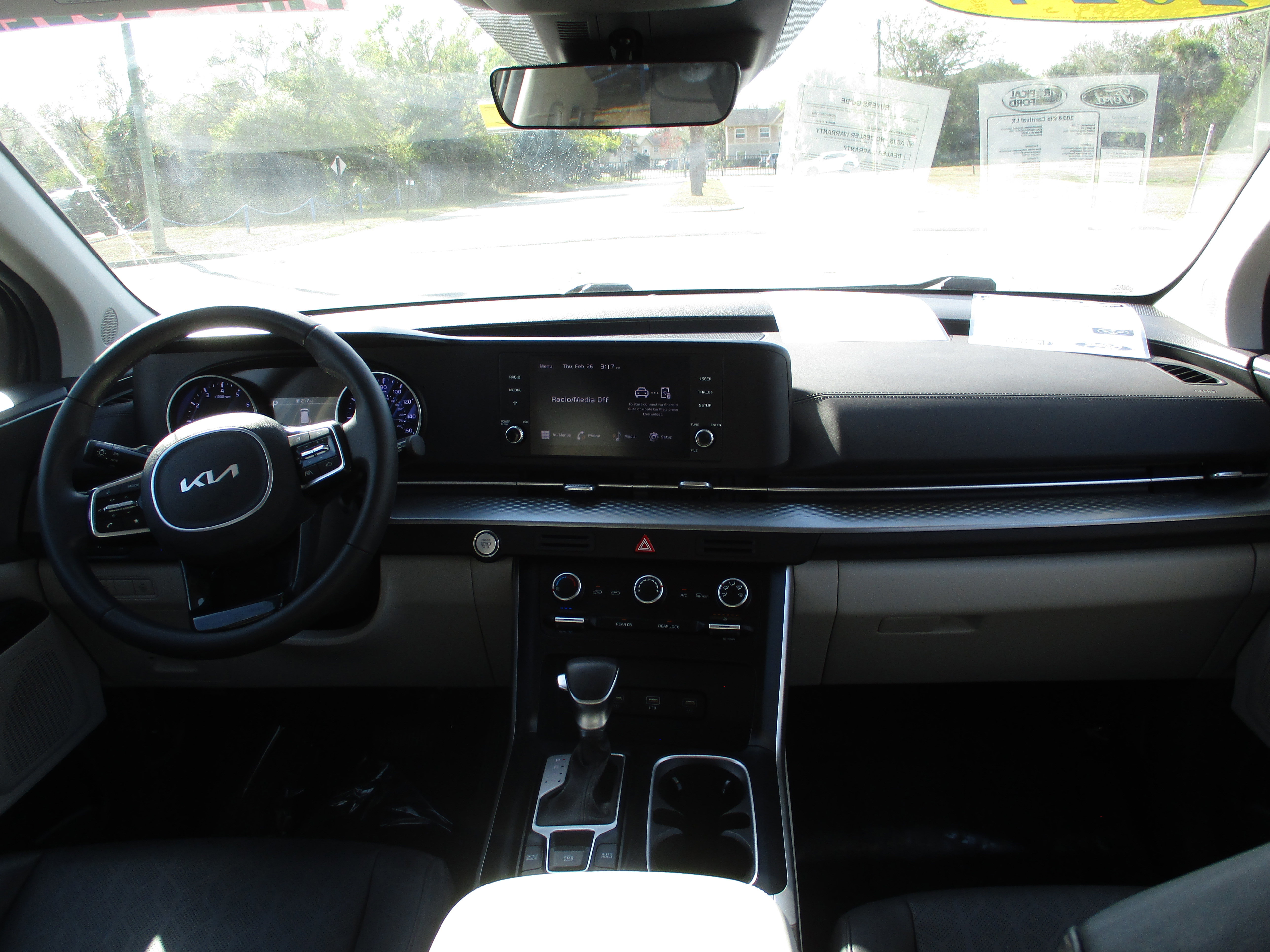 Used 2024 Kia Carnival LX image 16