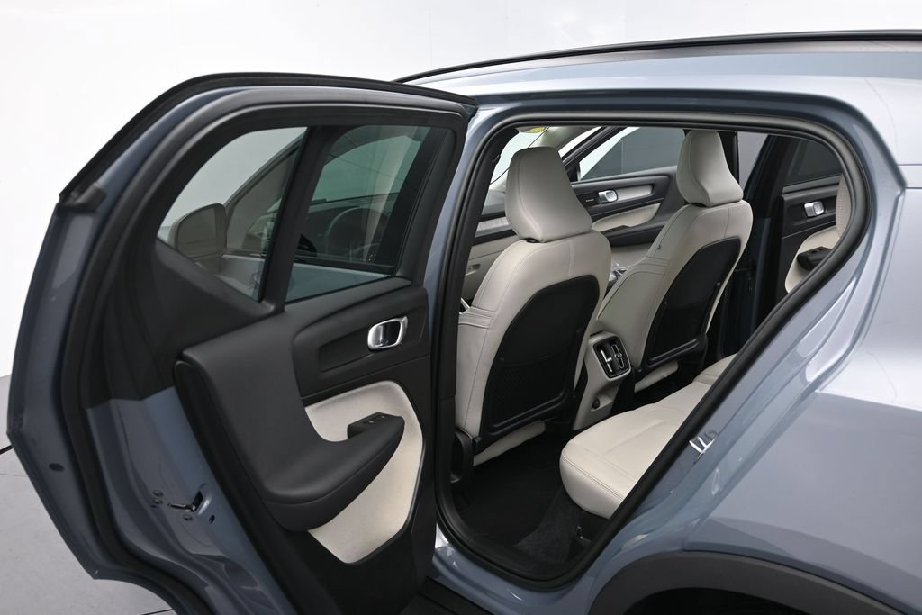 Used 2023 Volvo XC40 B4 Ultimate FWD image 13
