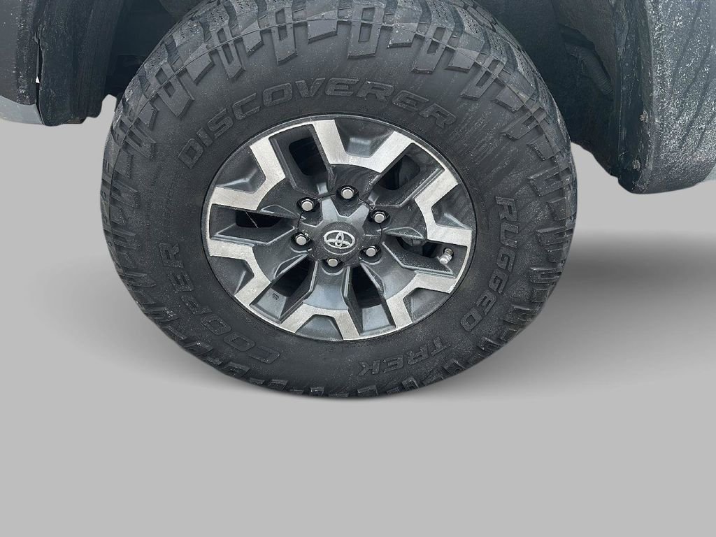 Used 2019 Toyota Tacoma TRD Off-Road image 2