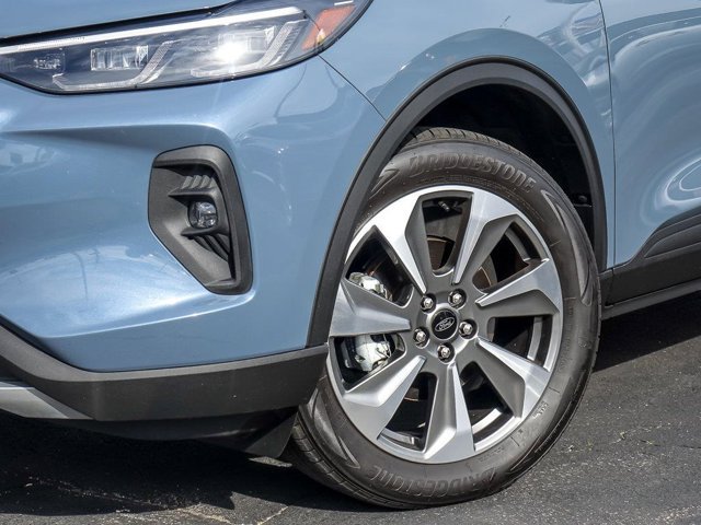 Certified 2025 Ford Escape Platinum w/ Class II Trailer Tow Package AWD/4WD image 4