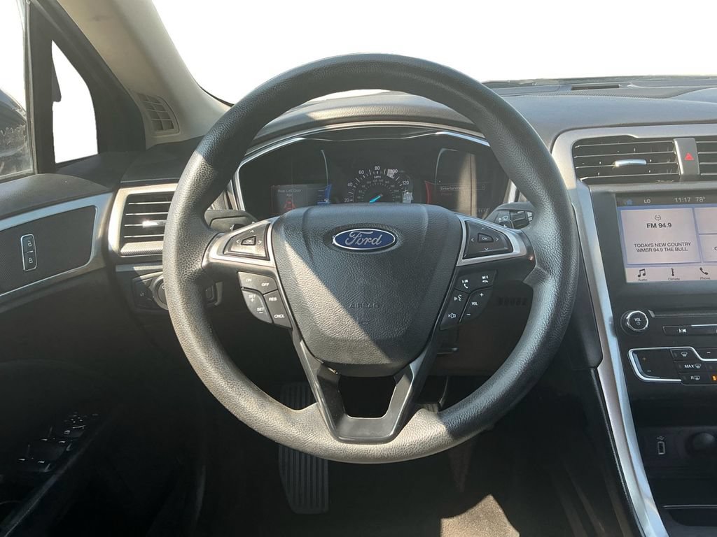 Certified 2017 Ford Fusion SE w/ Fusion SE Technology Package FWD image 18