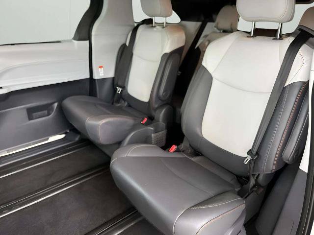 Used 2021 Toyota Sienna XSE FWD image 17