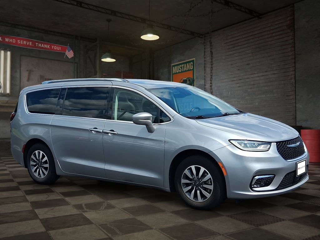 Used 2021 Chrysler Pacifica Touring-L FWD image 2