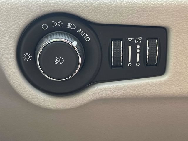 Used 2021 Chrysler Pacifica Touring-L FWD image 32