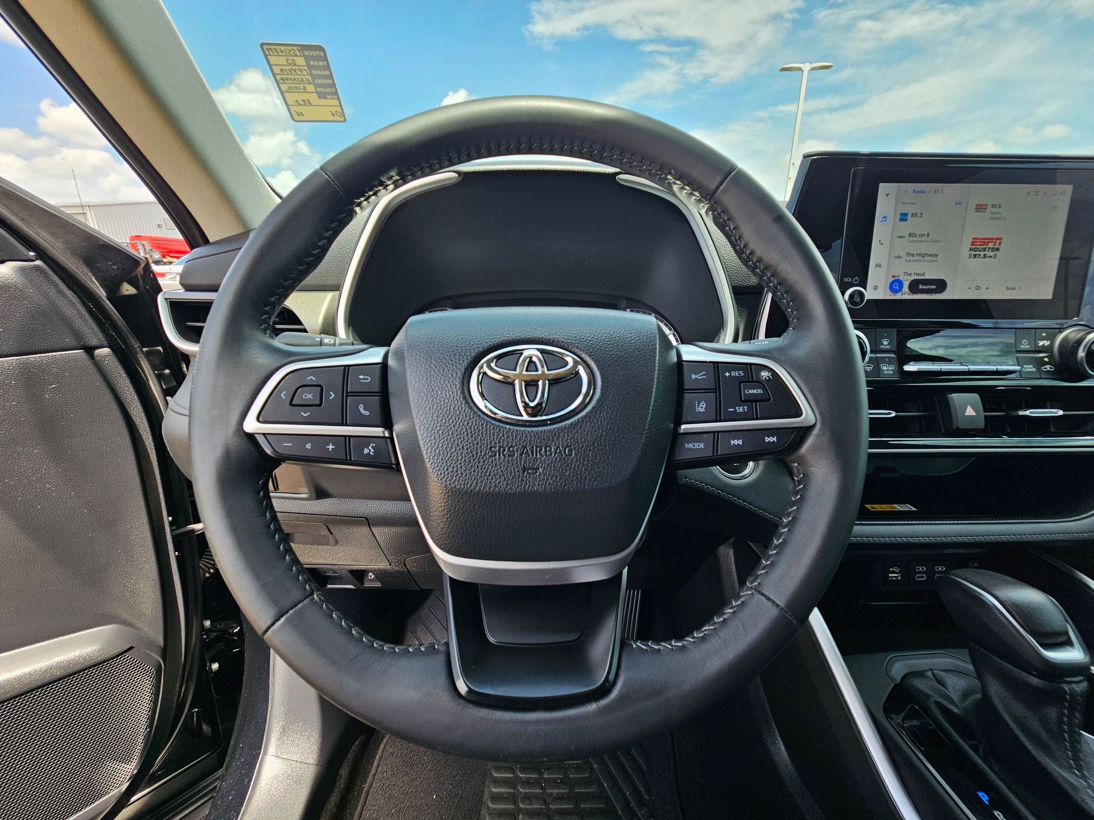 Used 2023 Toyota Highlander XLE FWD image 17