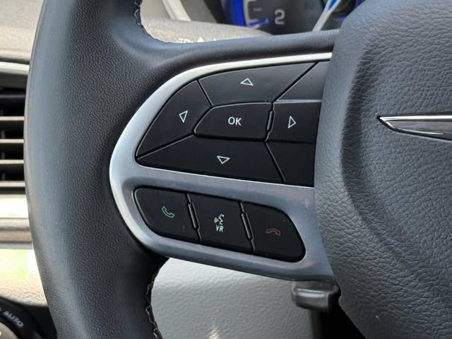 Used 2023 Chrysler Pacifica Touring-L FWD image 12