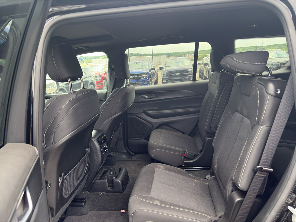 Used 2025 Jeep Grand Cherokee L Laredo RWD image 12
