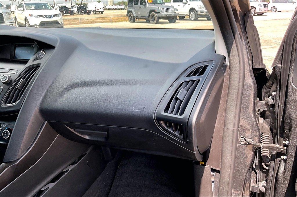 Certified 2018 Ford Focus SE w/ SE Appearance Package image 23