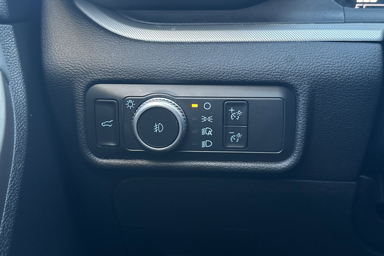 Certified 2022 Ford Explorer XLT w/ Equipment Group 202A image 29