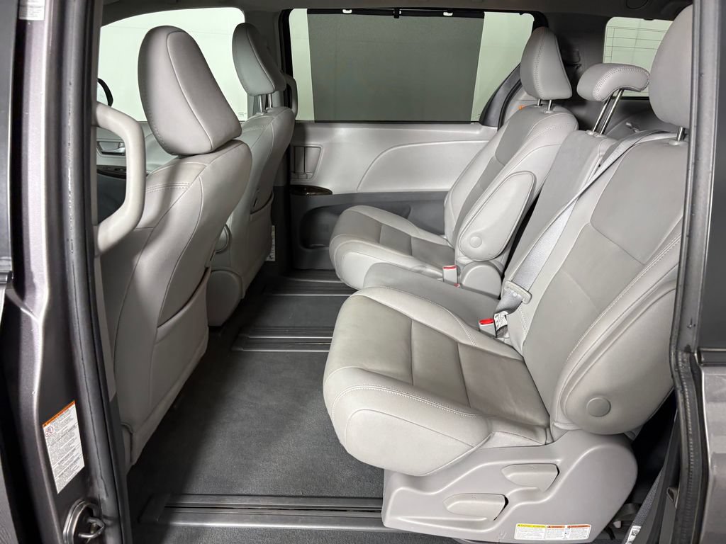 Used 2020 Toyota Sienna XLE FWD image 30