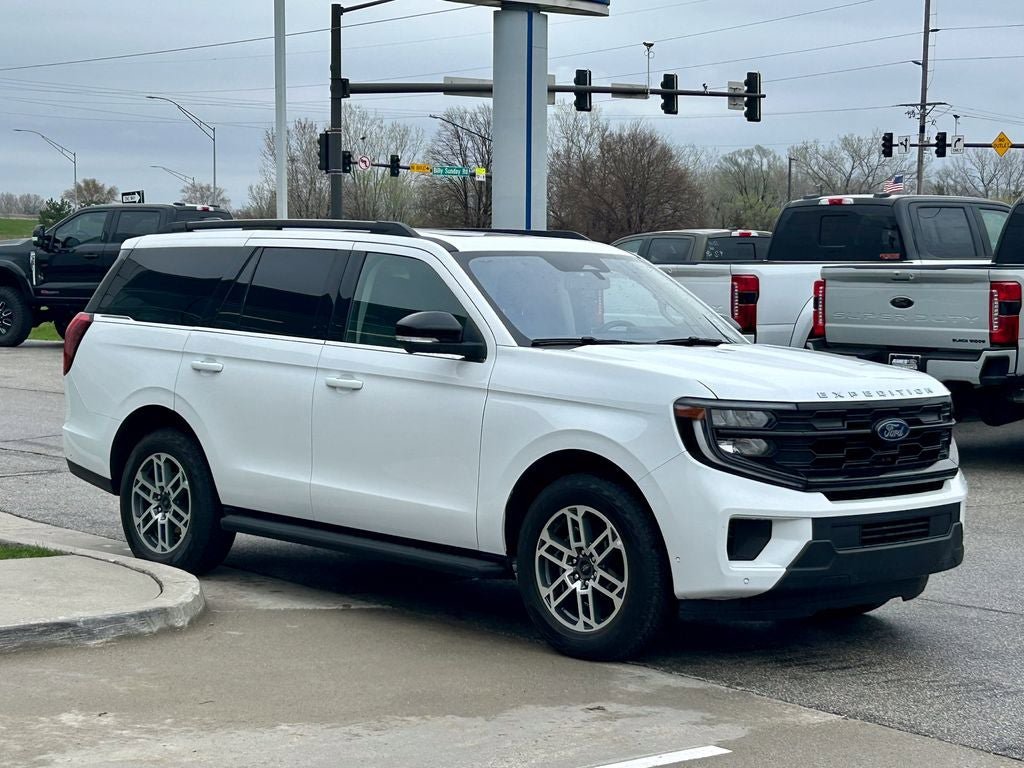 Certified 2025 Ford Expedition Active AWD/4WD image 7