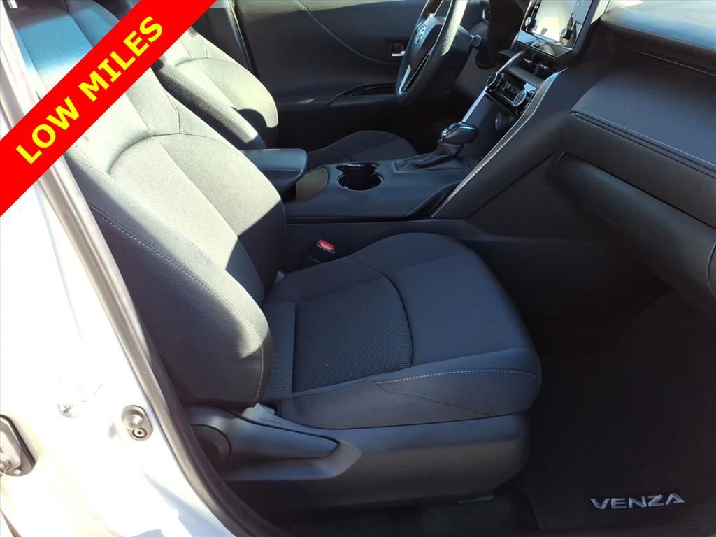 Used 2021 Toyota Venza LE w/ Carpet Mat Package (TMS) image 9