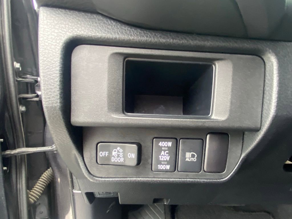 Used 2018 Toyota Tacoma TRD Sport w/ Technology Package RWD image 12