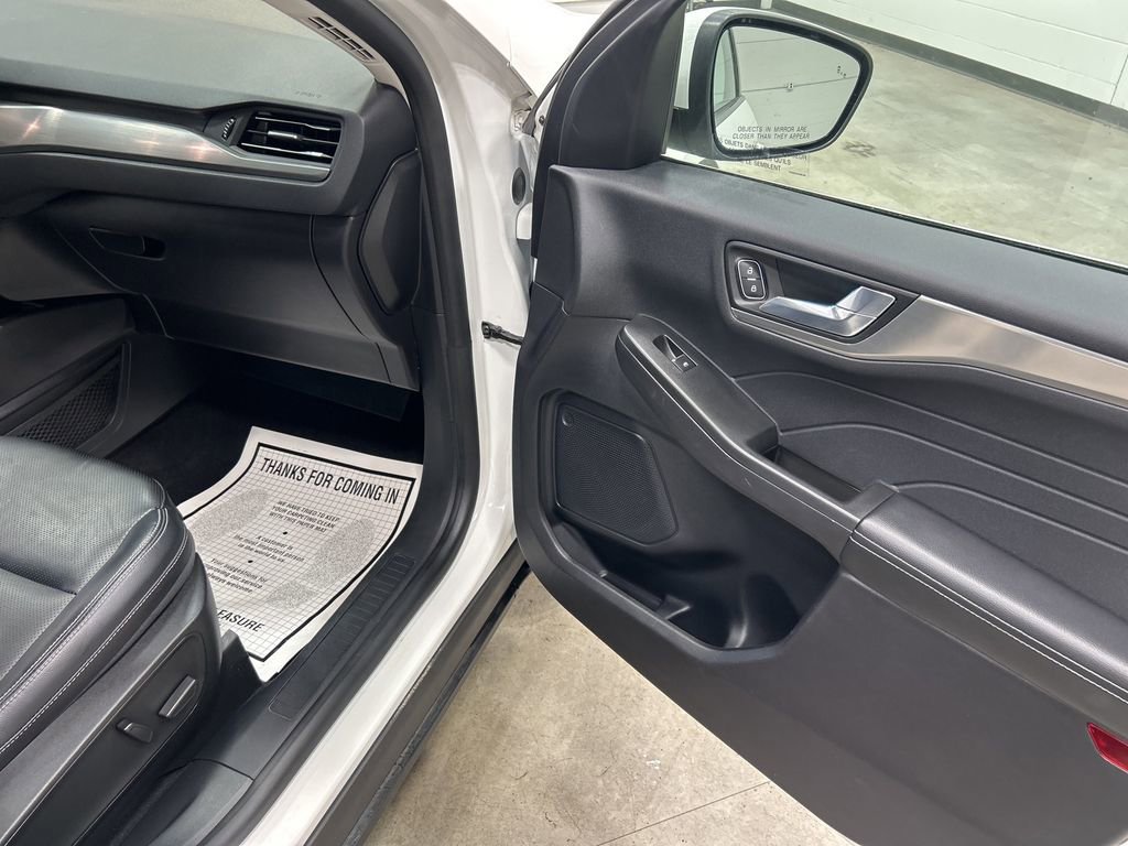 Certified 2022 Ford Escape Titanium image 40