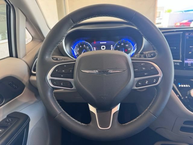 Used 2024 Chrysler Pacifica Touring-L FWD image 15