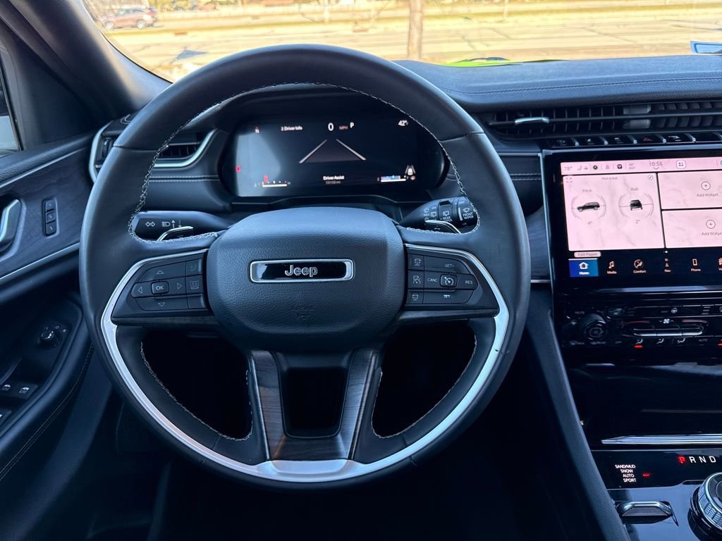 Used 2024 Jeep Grand Cherokee Limited w/ Black Appearance Package image 11