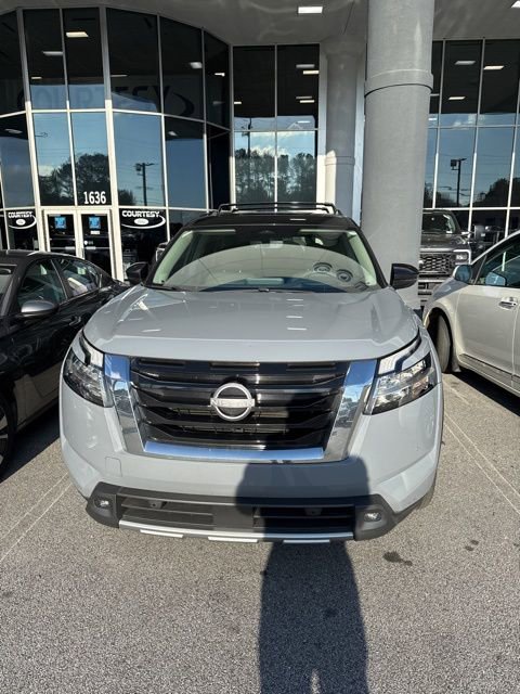 Used 2024 Nissan Pathfinder Platinum image 10