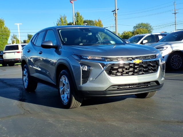 Used 2024 Chevrolet Trax LS w/ LS Convenience Package FWD image 3