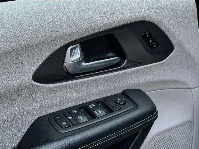 Used 2024 Chrysler Pacifica Touring-L FWD image 15
