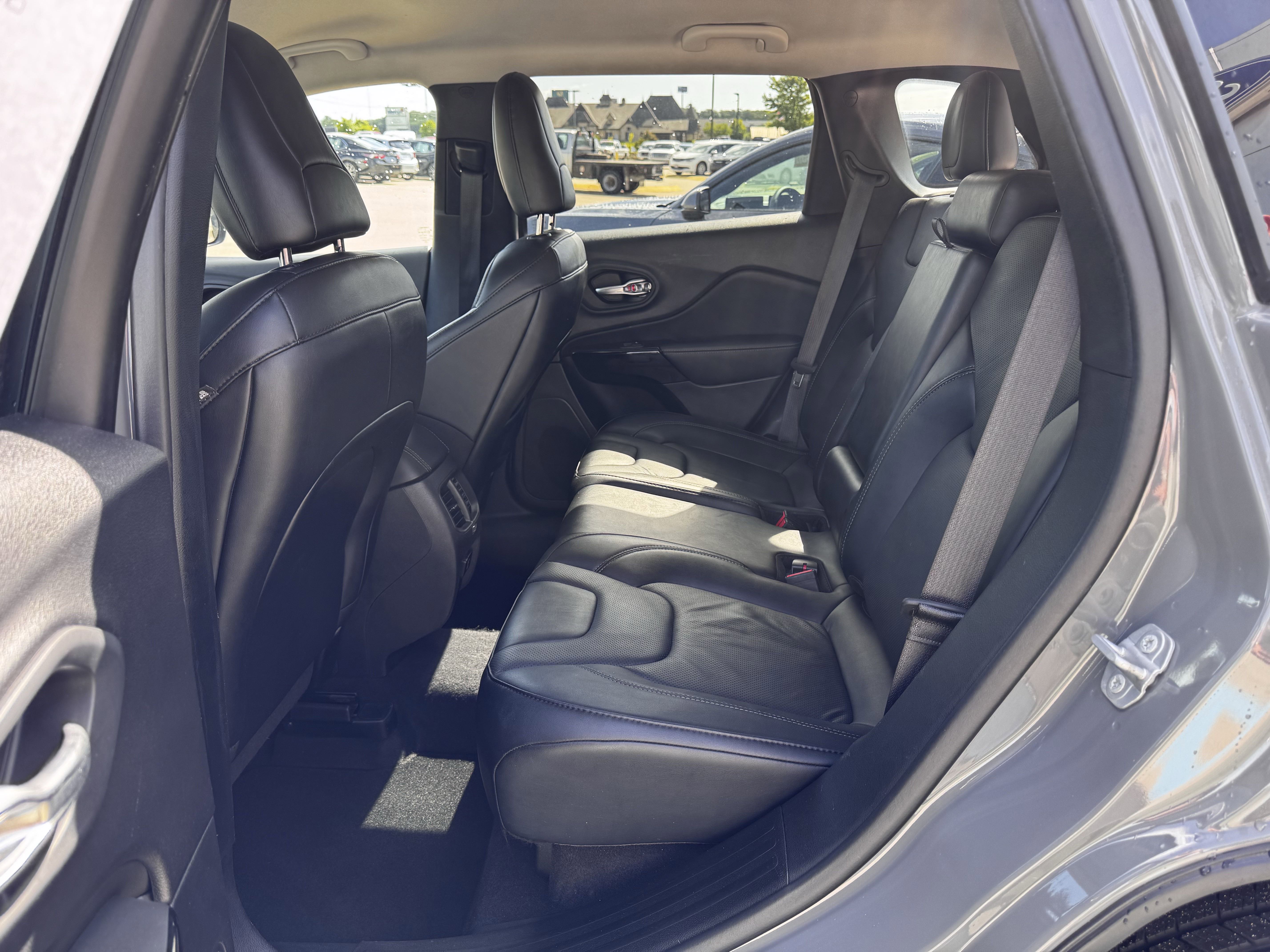 Used 2023 Jeep Cherokee Altitude Lux image 32