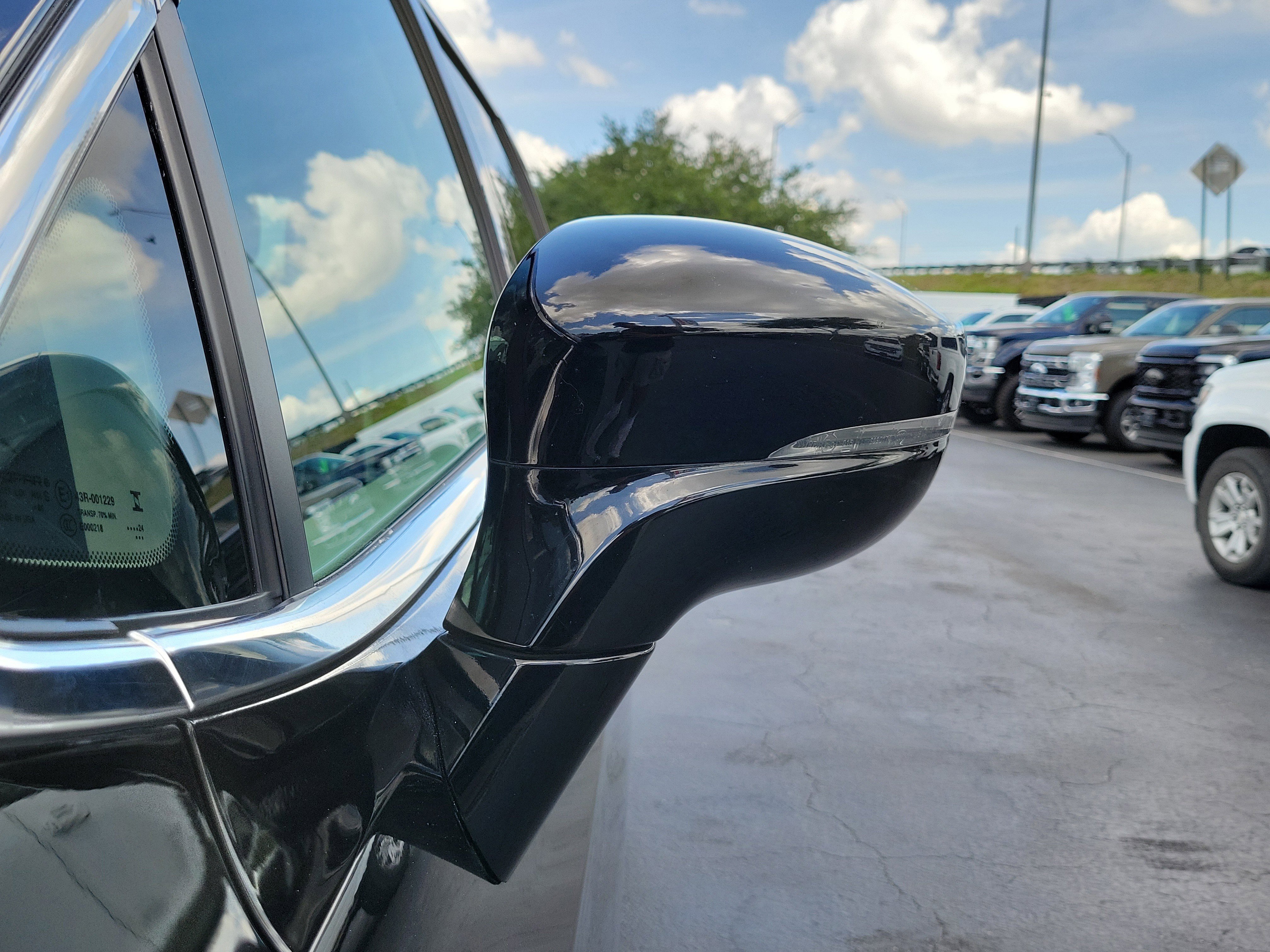 Used 2024 Chrysler Pacifica Touring-L FWD image 4