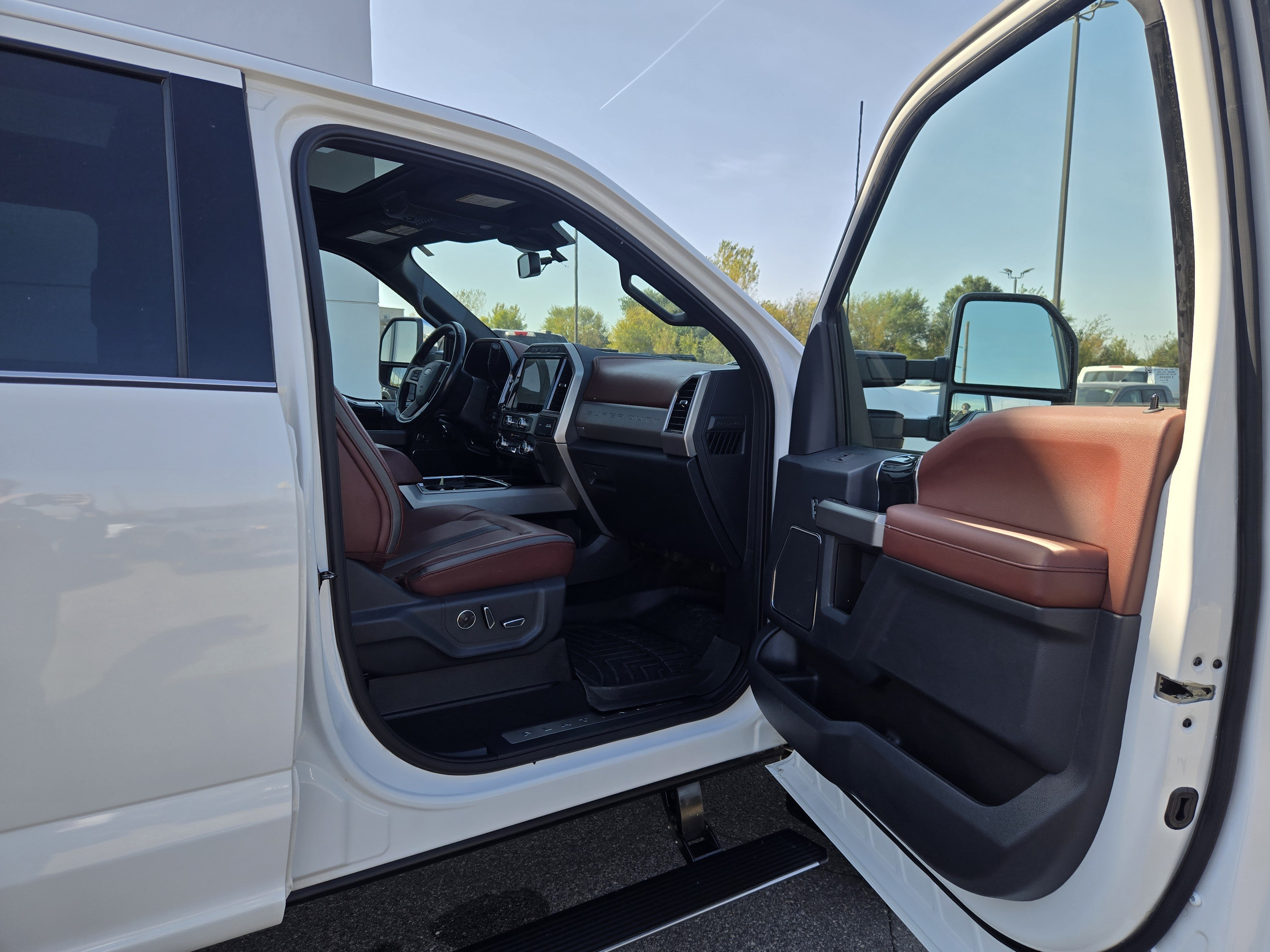 Certified 2022 Ford F250 Platinum w/ FX4 Off-Road Package AWD/4WD image 16