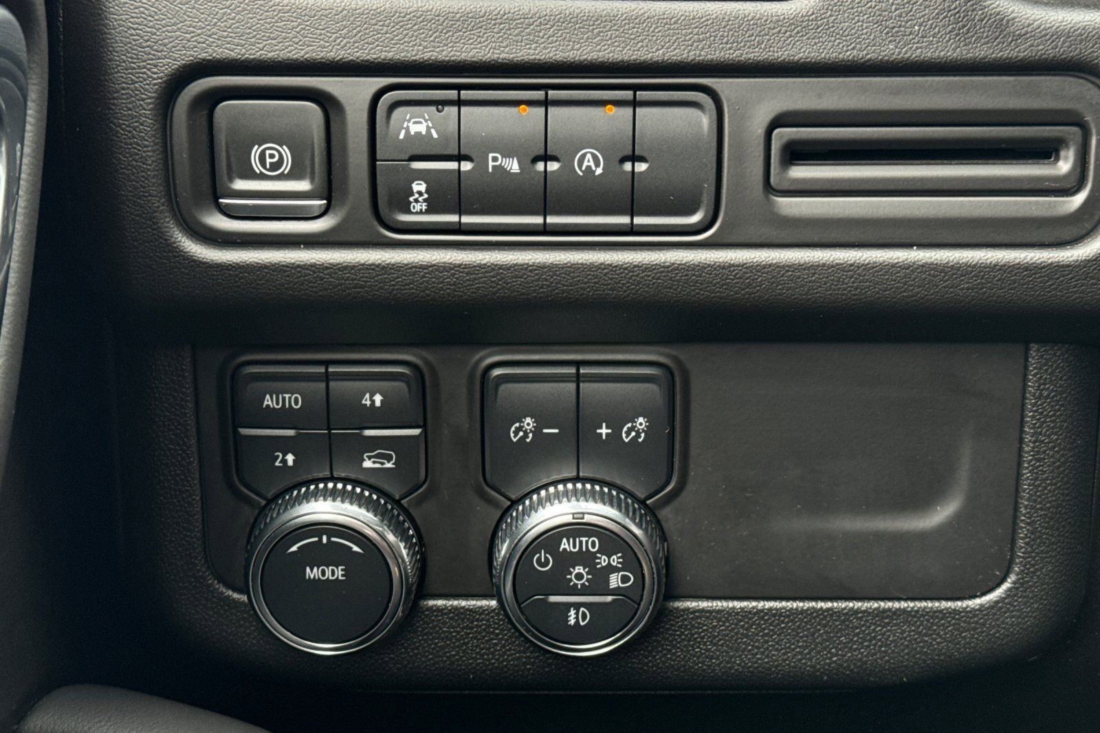 Used 2024 GMC Yukon XL SLE image 28