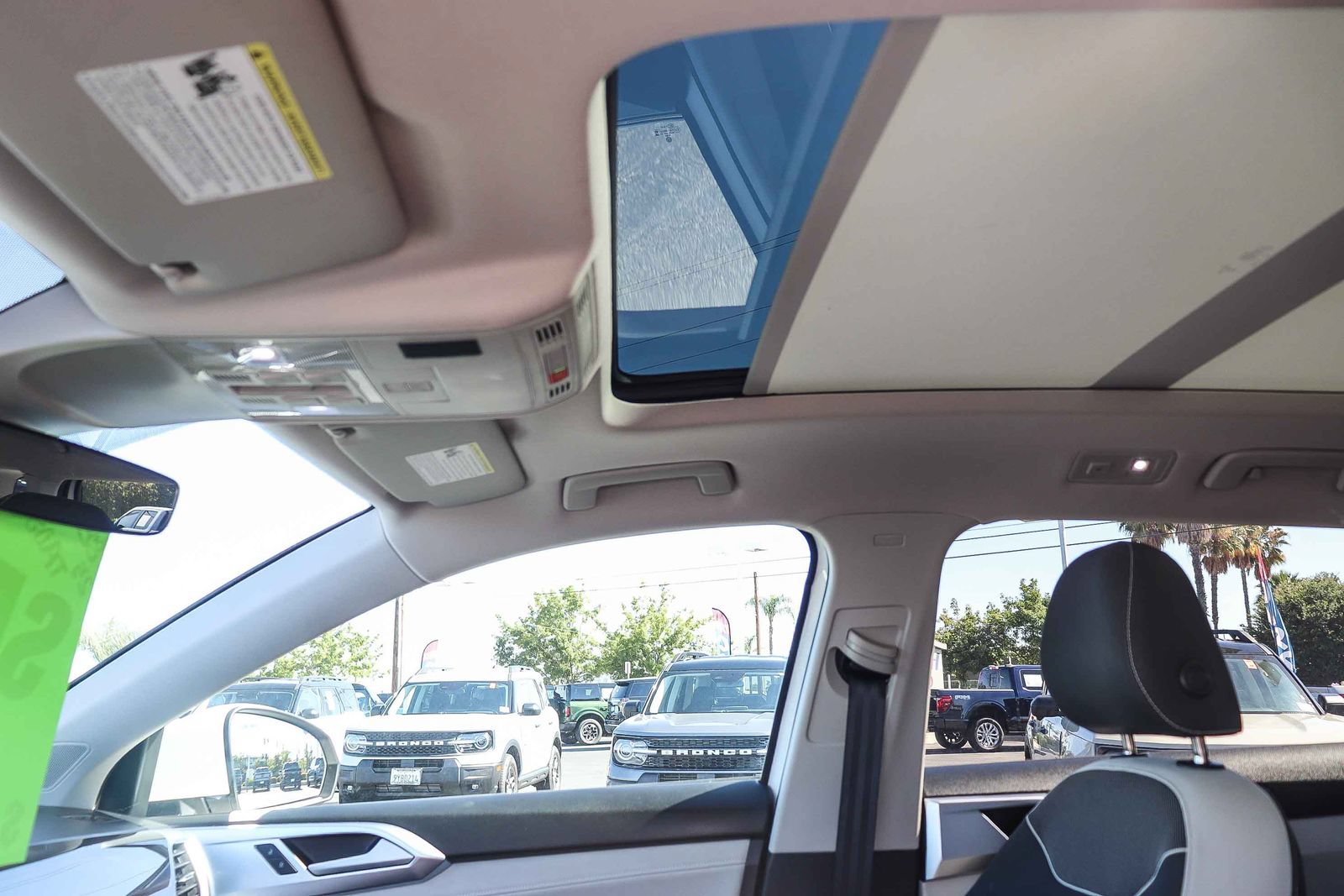 Used 2025 Volkswagen Taos SE w/ Panoramic Sunroof Package FWD image 19