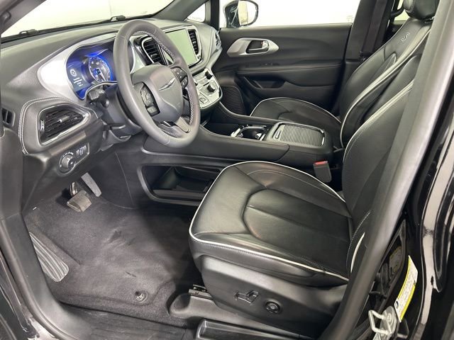 Used 2025 Chrysler Pacifica Limited FWD image 10