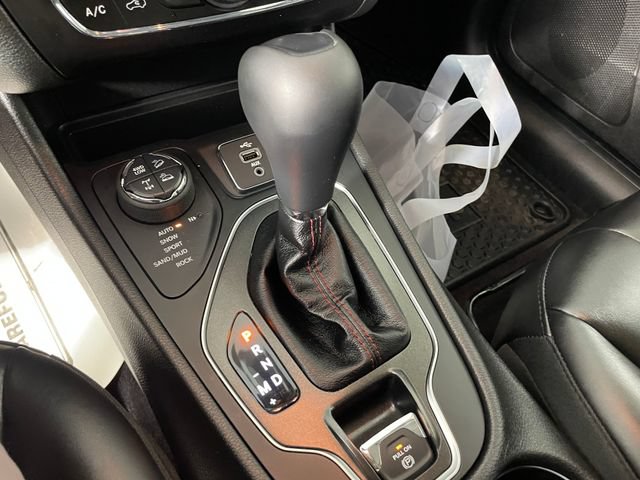 Used 2019 Jeep Cherokee Trailhawk w/ Cold Weather Group AWD/4WD image 11
