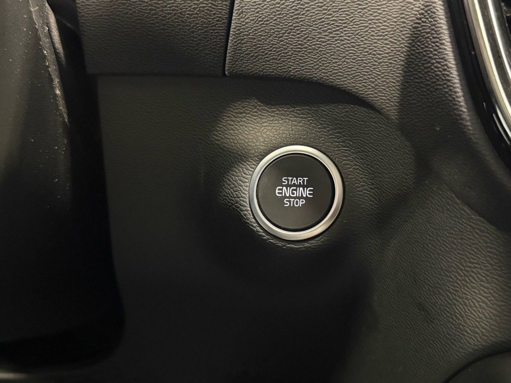 Used 2023 Volvo XC40 B5 Plus w/ Protection Package Premier image 23