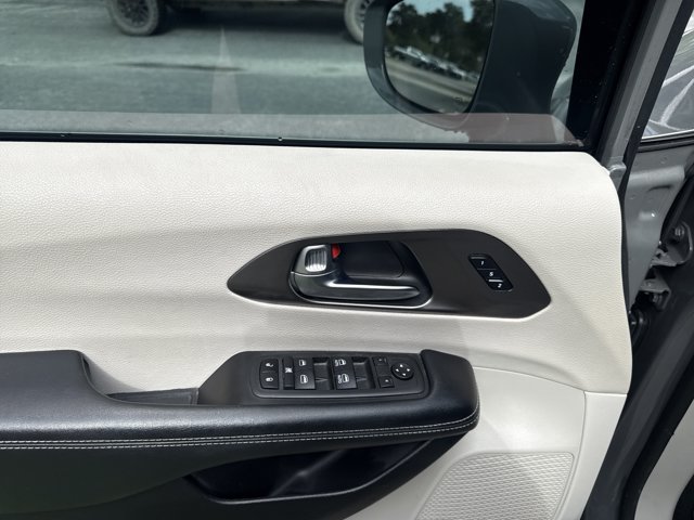 Used 2022 Chrysler Pacifica Touring-L FWD image 12