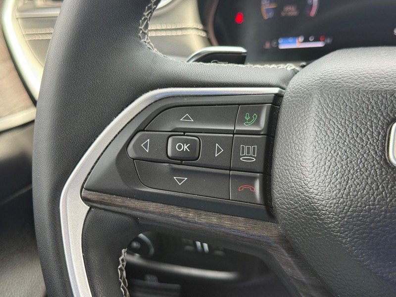 Used 2023 Jeep Grand Cherokee Limited w/ MOPAR Finishing Package AWD/4WD image 17