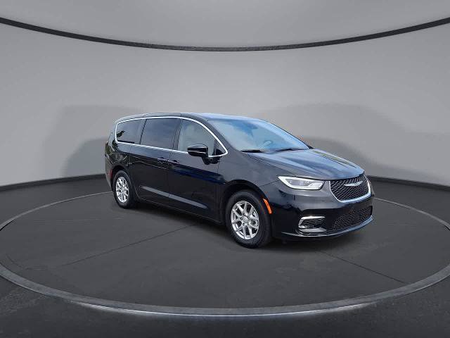 Used 2025 Chrysler Pacifica Select FWD image 2