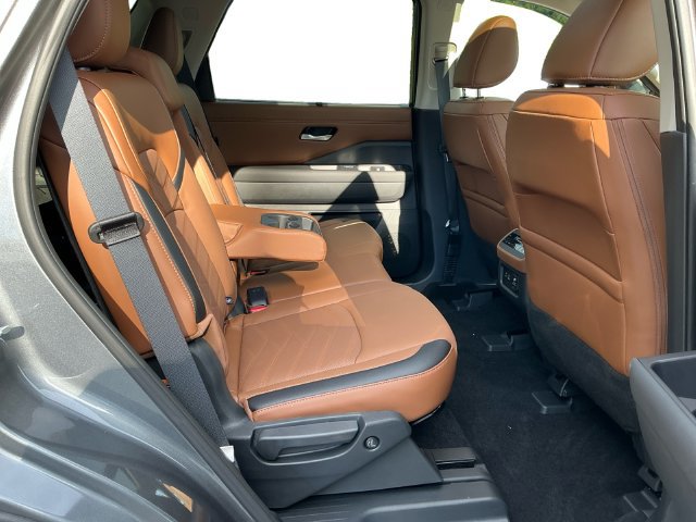 Used 2025 Nissan Pathfinder Platinum w/ Cargo Package AWD/4WD image 18
