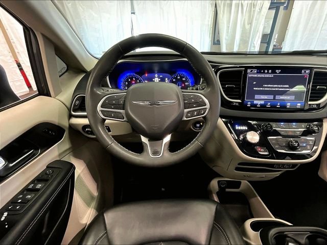 Used 2023 Chrysler Pacifica Touring-L FWD image 5