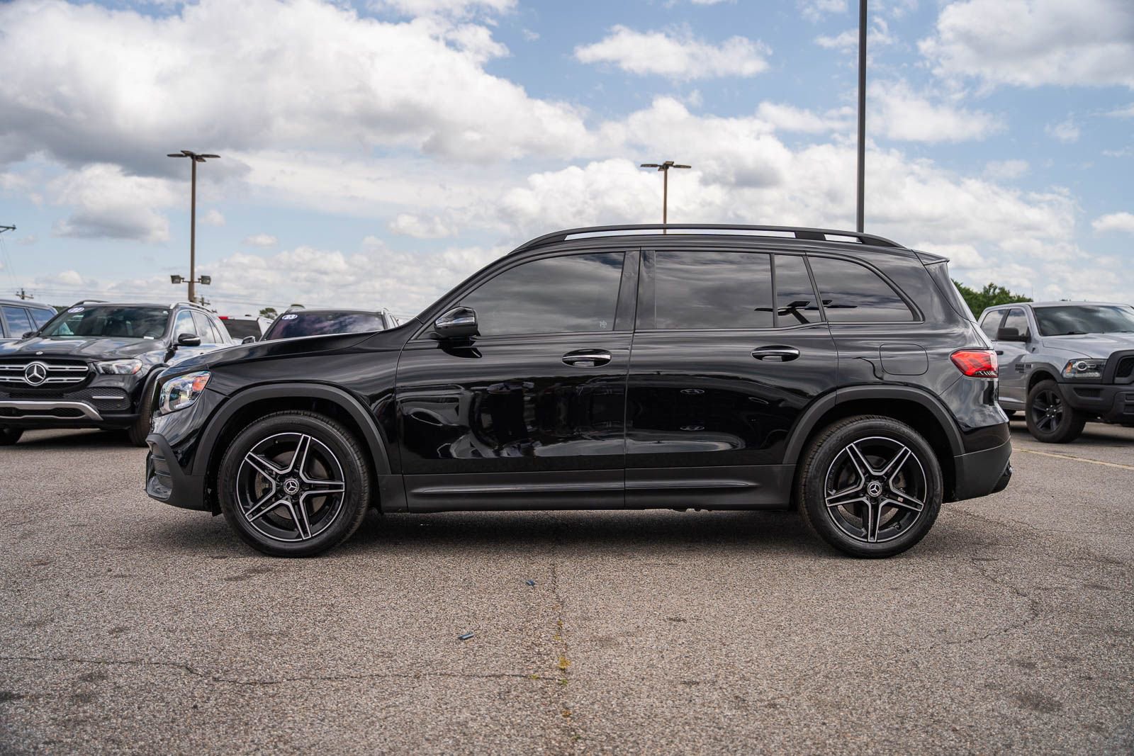 Used 2021 Mercedes-Benz GLB 250 4MATIC w/ AMG Line image 4