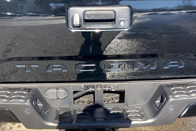 Used 2020 Toyota Tacoma TRD Off-Road w/ Technology Package image 10