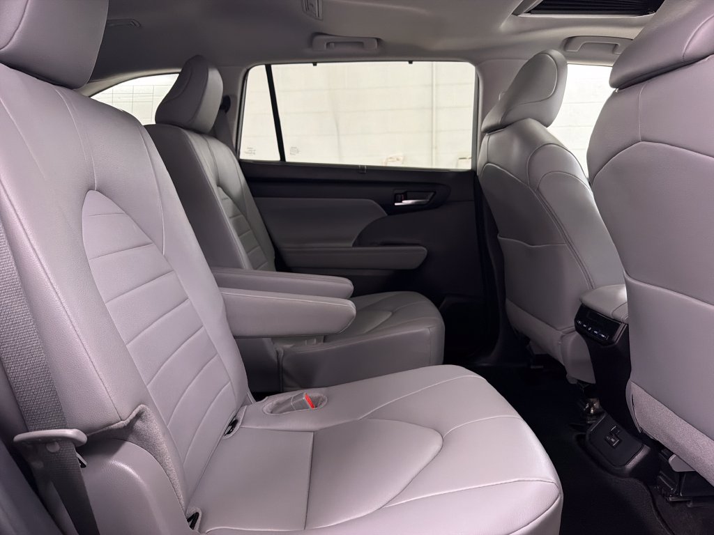 Used 2024 Toyota Highlander XLE FWD image 30