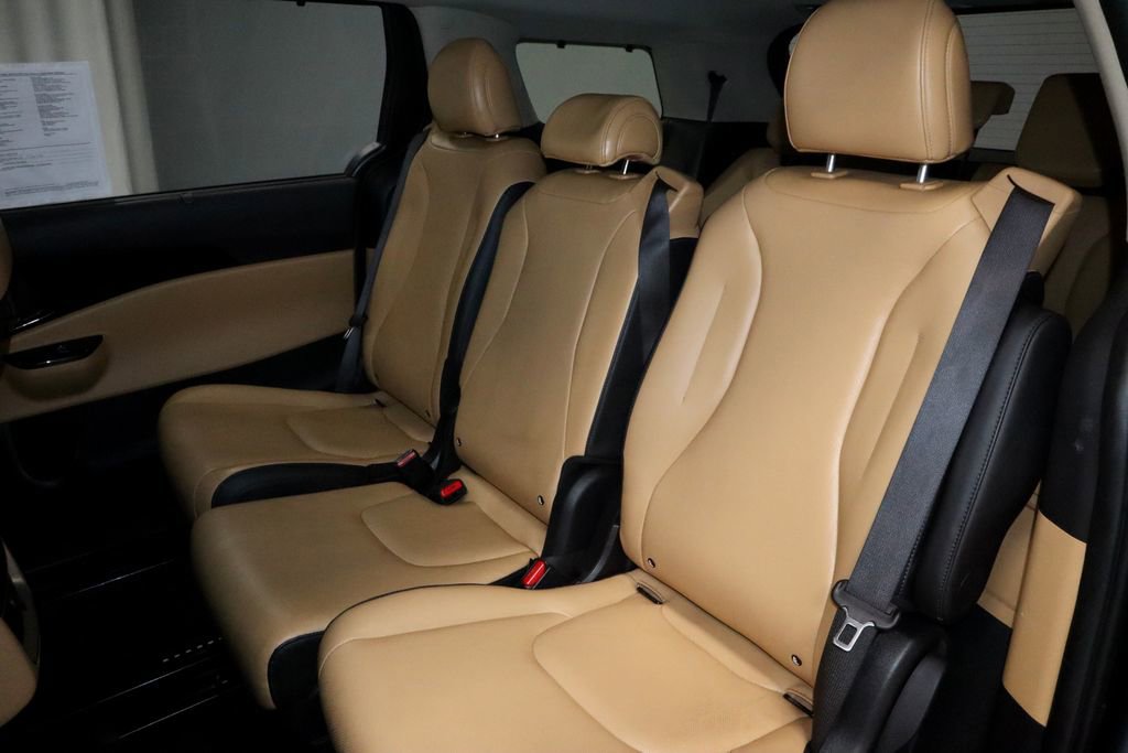 Used 2023 Kia Carnival EX FWD image 21