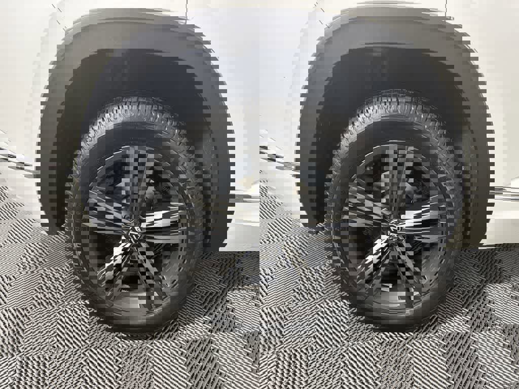 Used 2022 Volkswagen Atlas Cross Sport SEL R-Line image 29