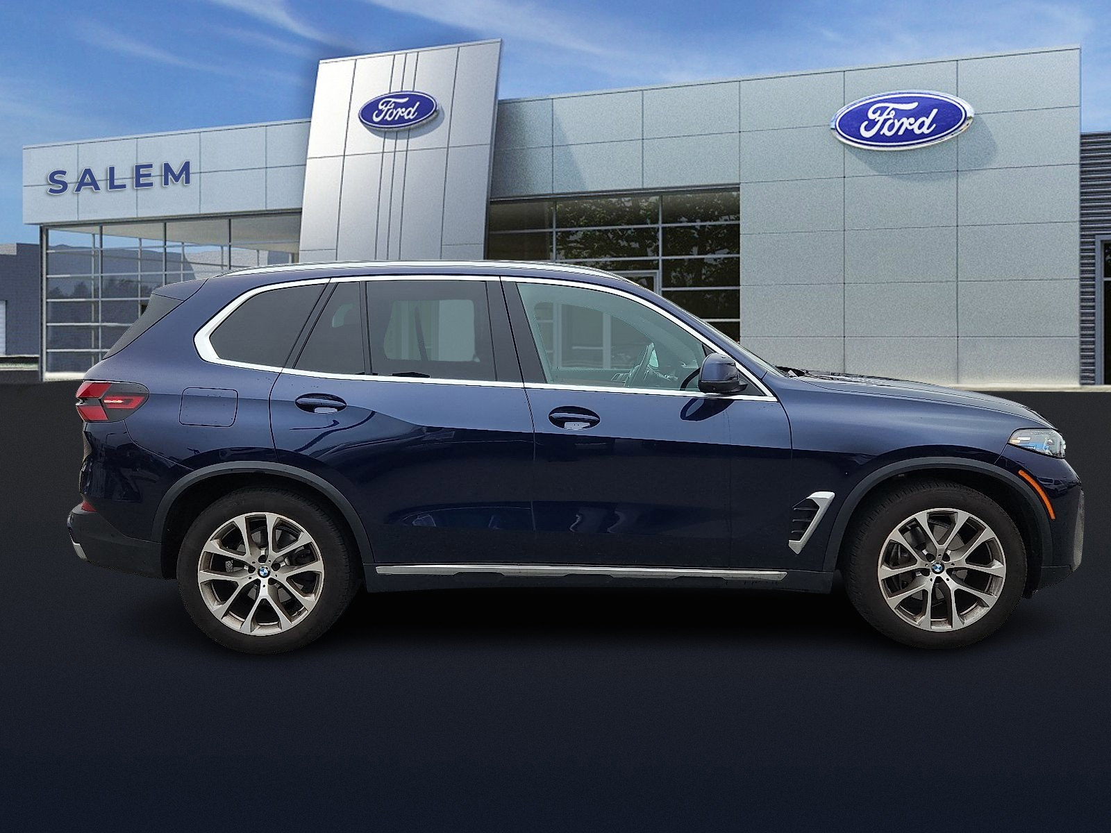 Used 2024 BMW X5 xDrive40i w/ Premium Package image 3