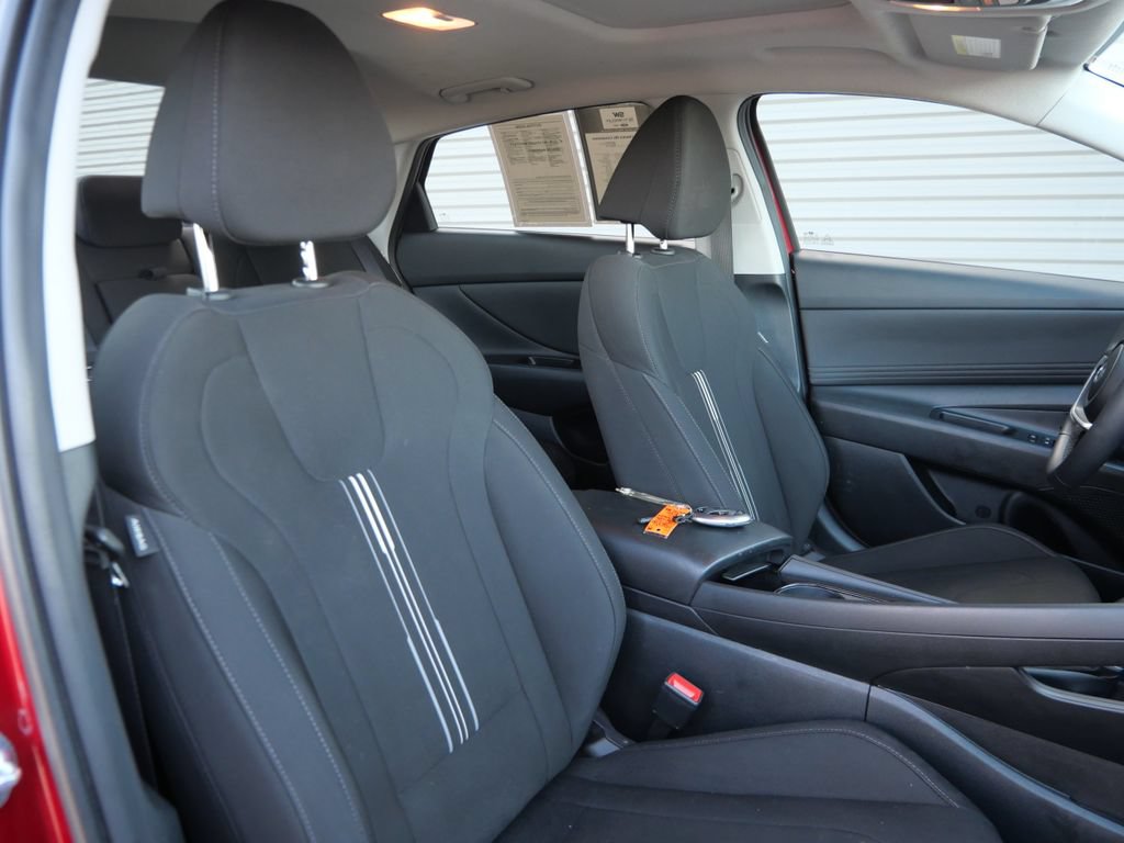 Used 2025 Hyundai Elantra SEL FWD image 17