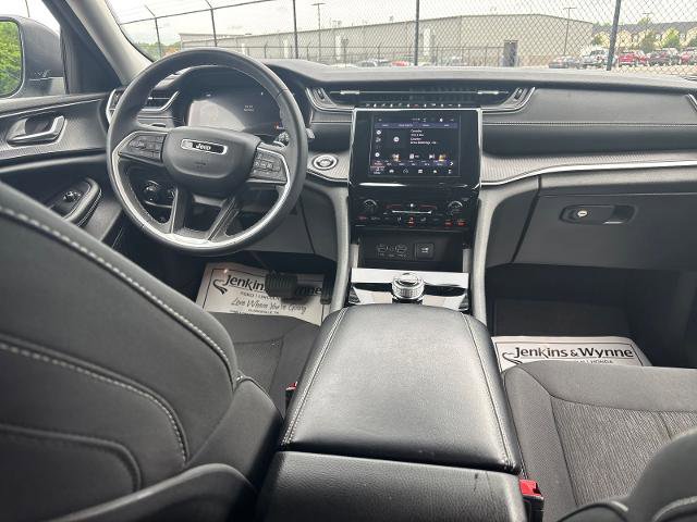 Used 2023 Jeep Grand Cherokee L Laredo RWD image 9
