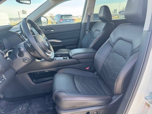 Used 2024 Nissan Pathfinder Platinum image 13