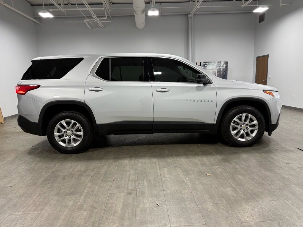 Used 2021 Chevrolet Traverse LS image 3